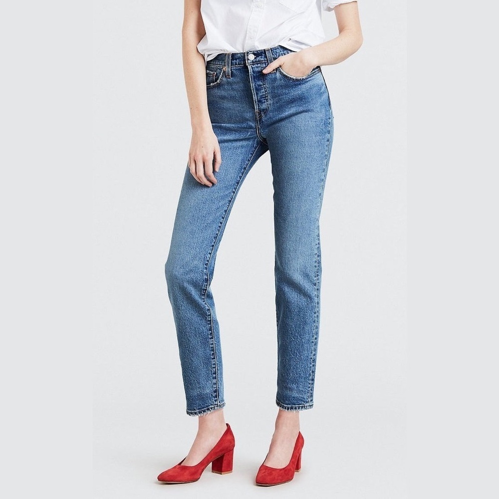 Levi's wedgie jean size 27. Button fly raw he size